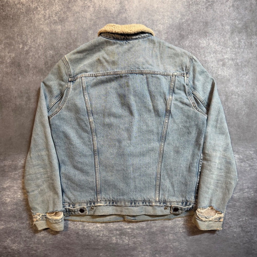 Levi's Mens Sherpa Lined Distressed Denim Trucker Jacket Light Wash Blue Size M - Picture 2 of 4